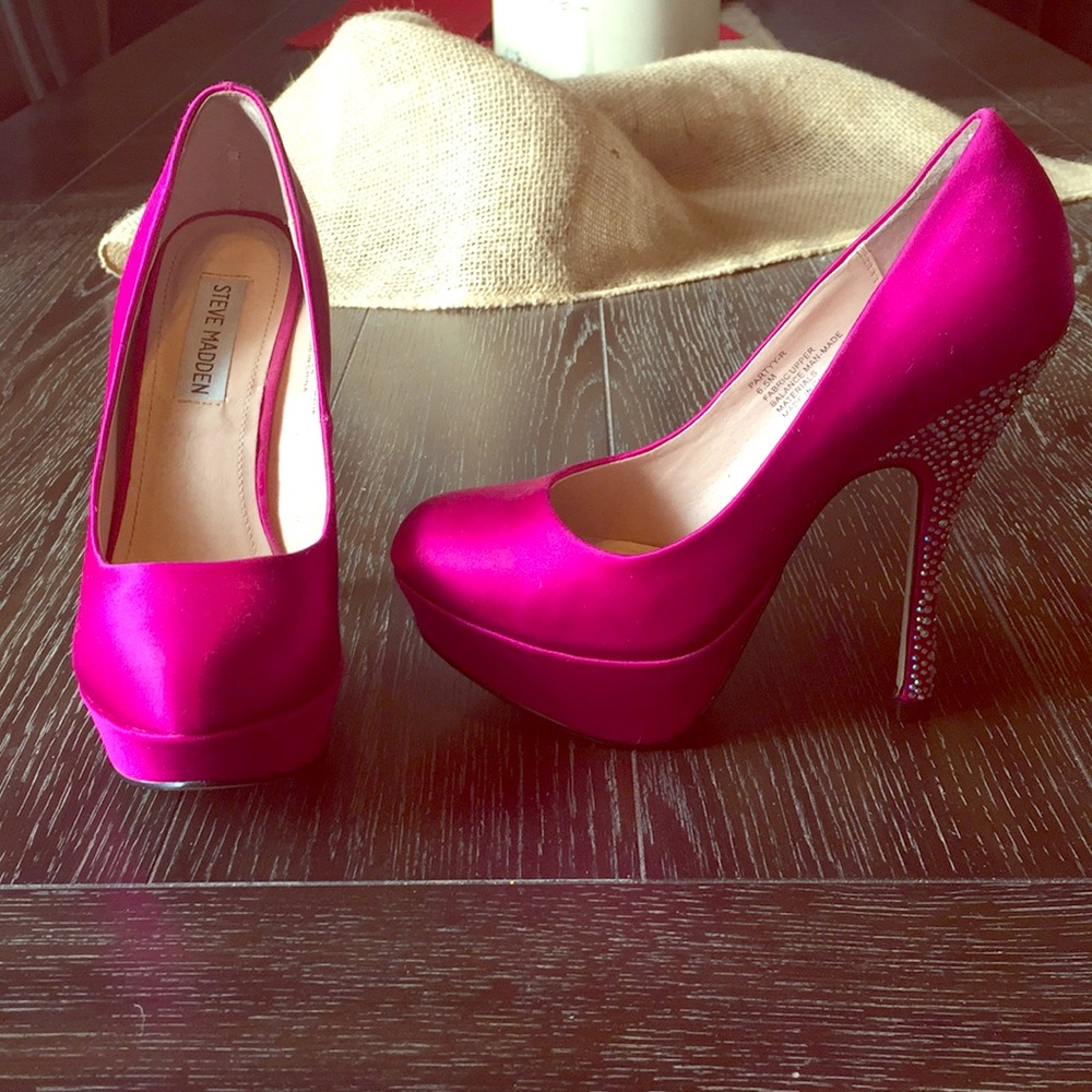 Size 6 1/2 Steve Madden heels.